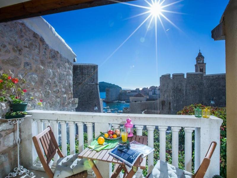 Triplex Two Bedroom Apartment with Balcony and Sea View image 1