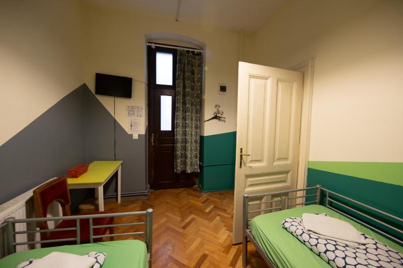 Twin Room with Private Bathroom and Fan image 4
