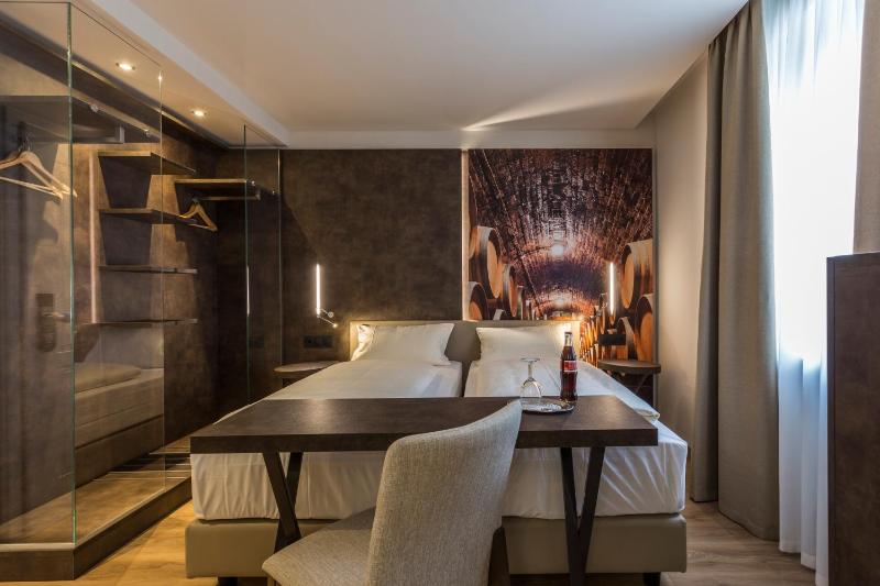 Deluxe Double Room image 3