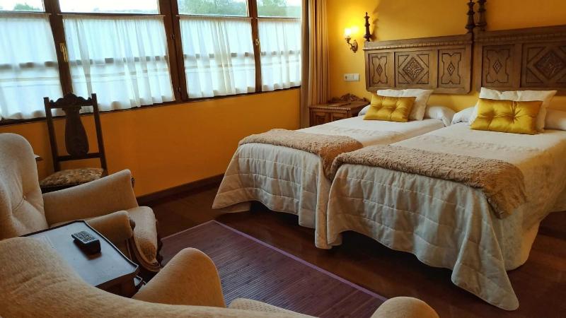 Superior Twin Room image 1