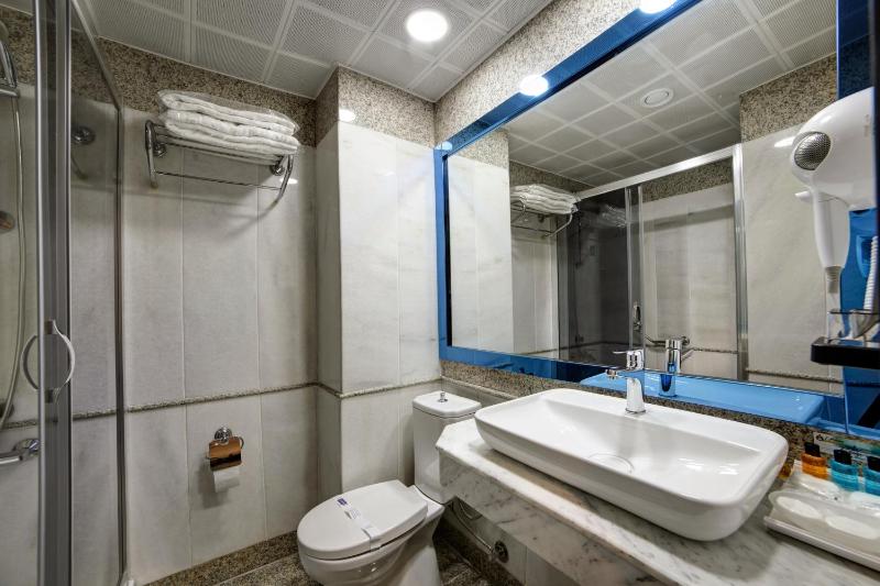 Deluxe Double Room with Balcony and Sea View image 3