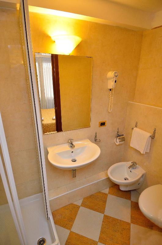 Economy Double Room image 4