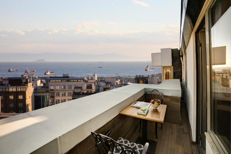 Deluxe Double Room with Balcony and Sea View image 2