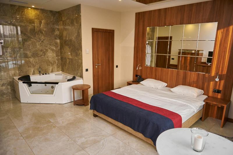Double Room with Spa Bath image 2