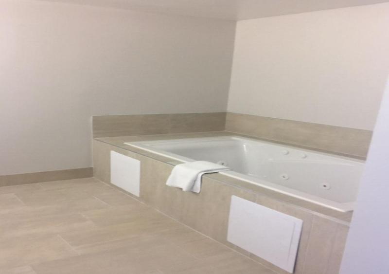 King Suite with Spa Bath image 3