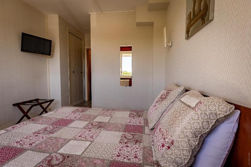 Simple Room - Garden Side image 3