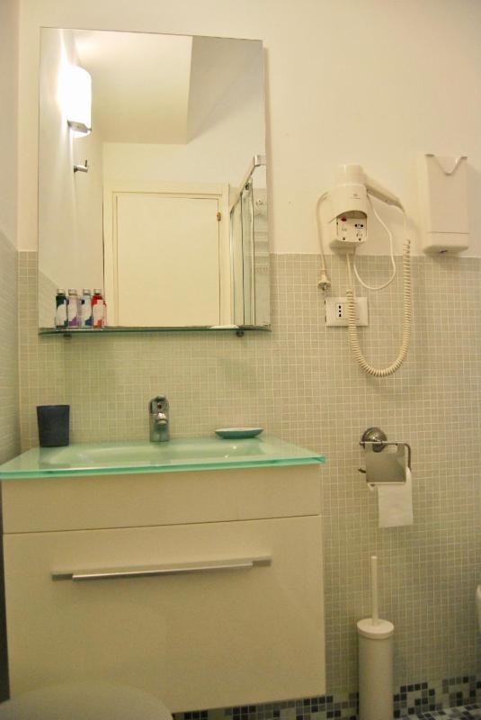 Deluxe Queen Room image 2