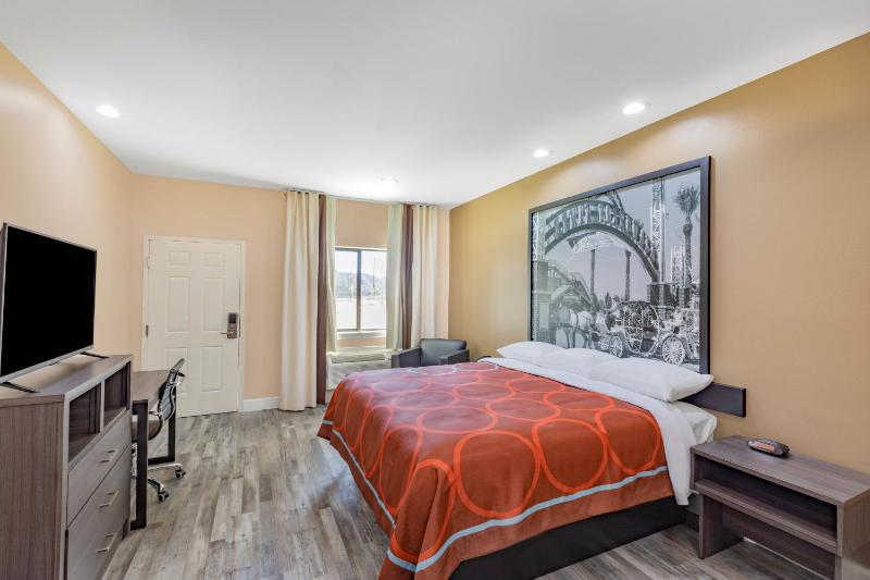 Super 8 by Wyndham Houston NW Beltway 8/West Rd - image 6