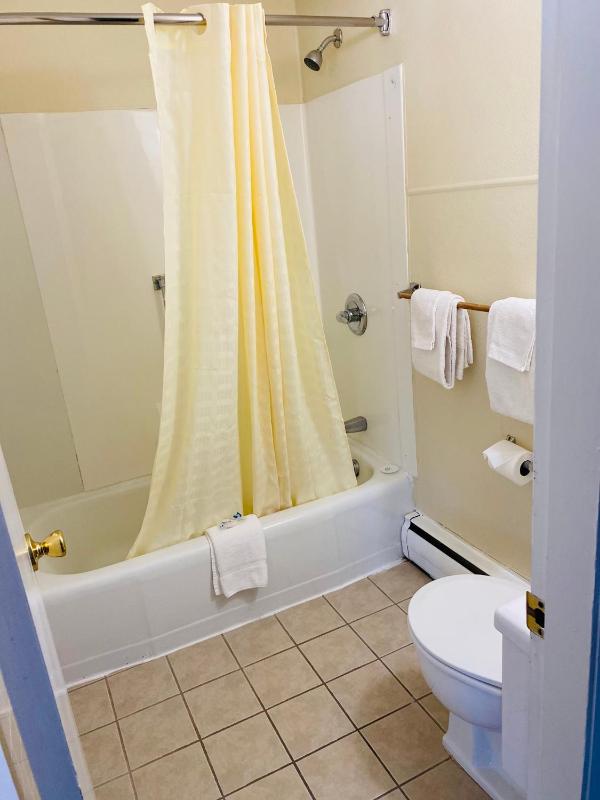 Queen Room with Two Queen Beds - Non-Smoking image 2