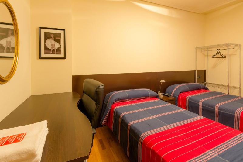 Twin Room with Shared Bathroom image 2