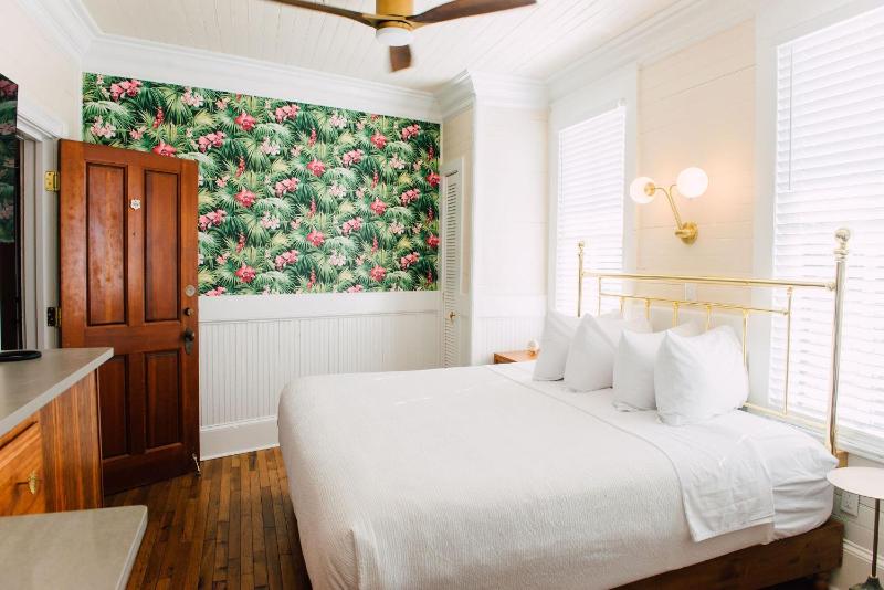Standard King Room image 3