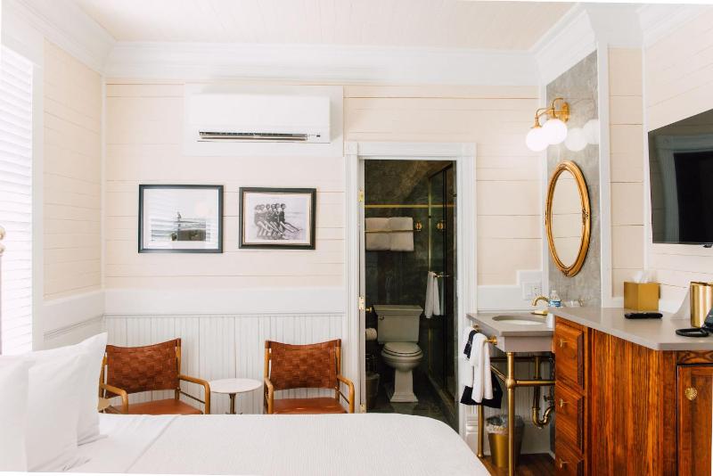 Standard King Room image 2