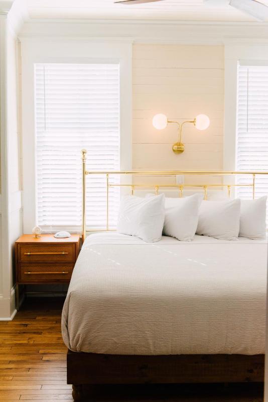 Standard King Room image 4