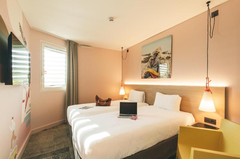 Standard Twin Room image 3