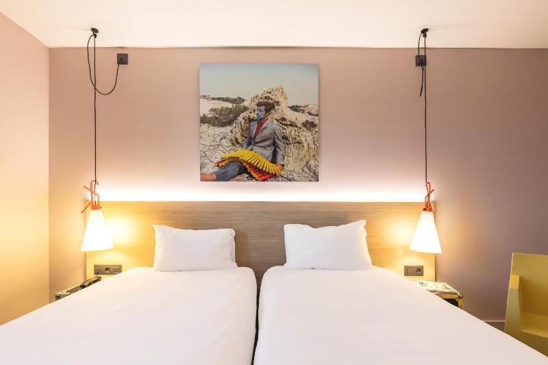 Standard Twin Room image 2