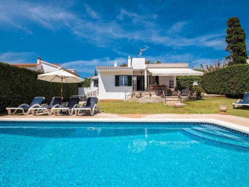 VILLA JARAMA Elegante chalet cerca de la playa Images