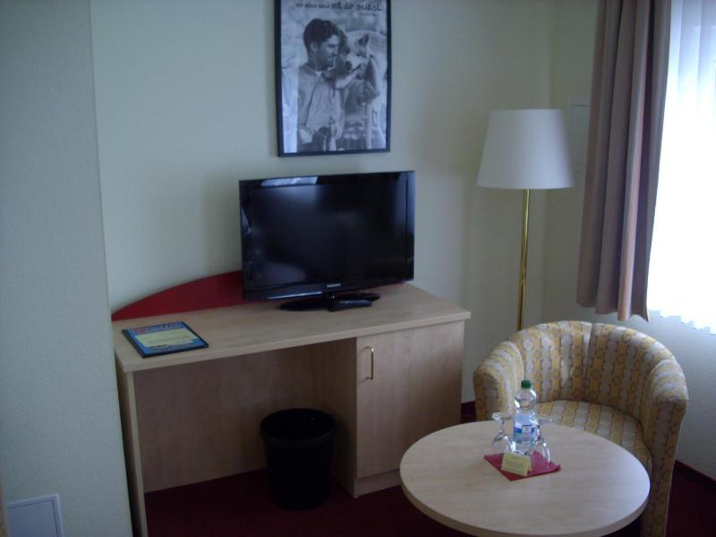 Single Room facing inland image 3