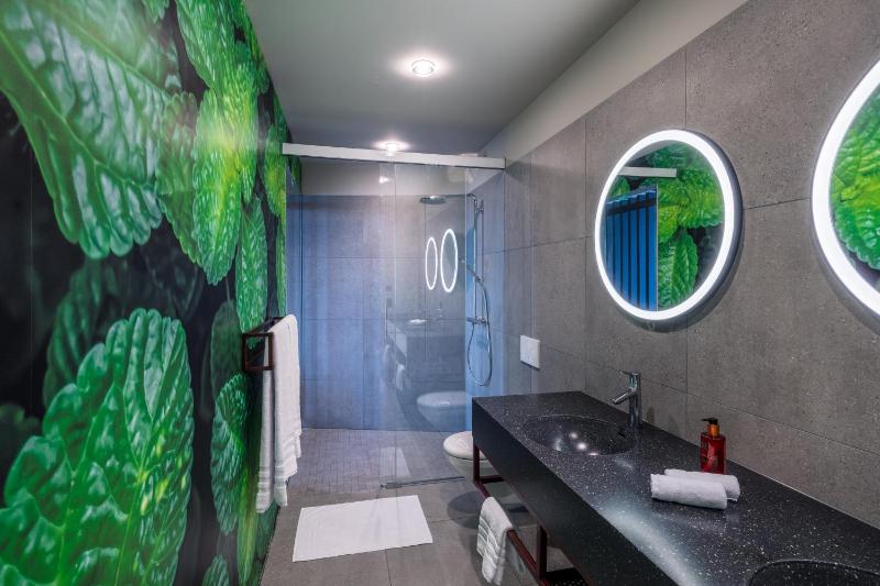 Standard Twin Room with Mountain View image 4