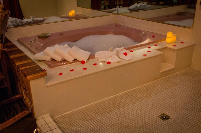 Luxury Suite with Spa Bath image 2