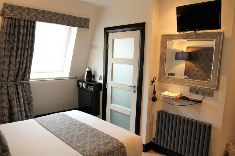 Deluxe Double Room image 2