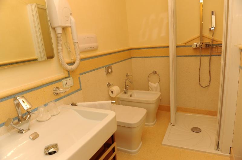 Double Room image 4