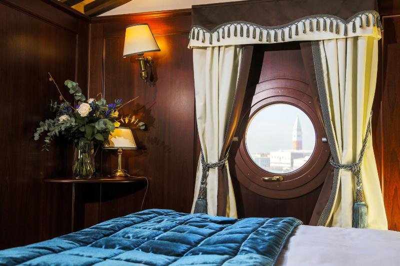 Suite with Terrace and Lagoon View image 4