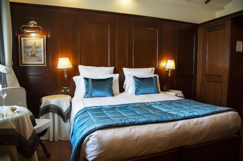 Deluxe Double Room with Lagoon View image 2