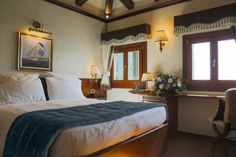 Superior Double Room with Lagoon View image 4