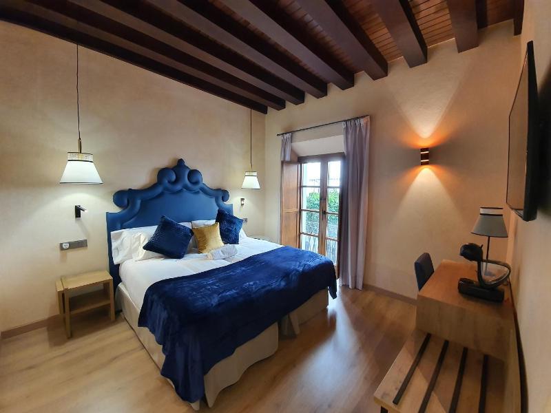 Deluxe Double Room image 3