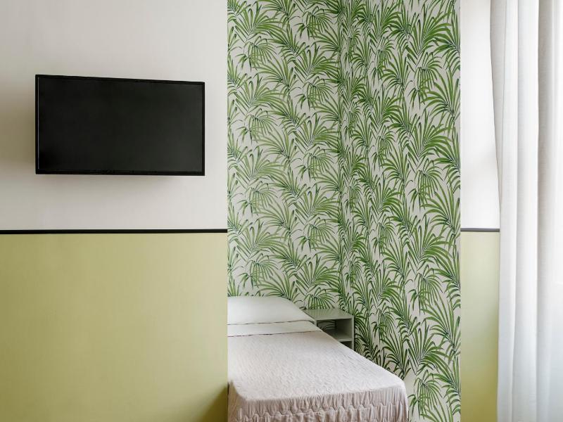 Triple Room with Garden View image 3