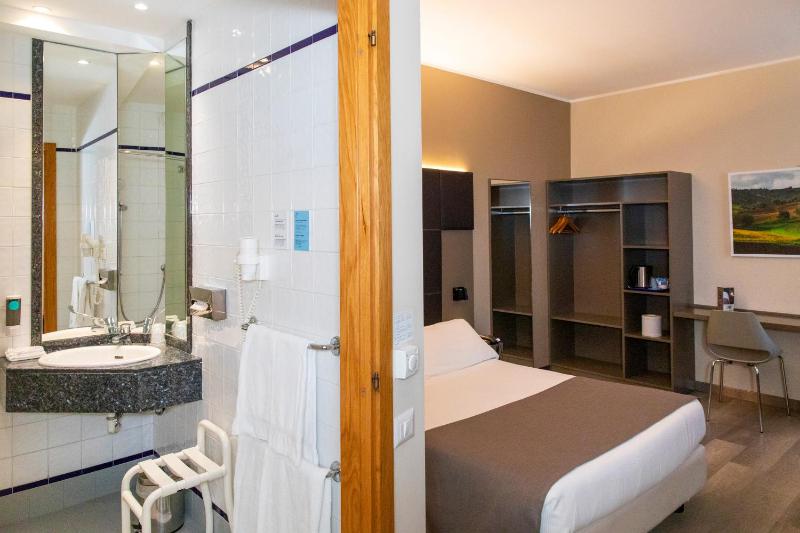 Superior Double Room - Disability Access image 1