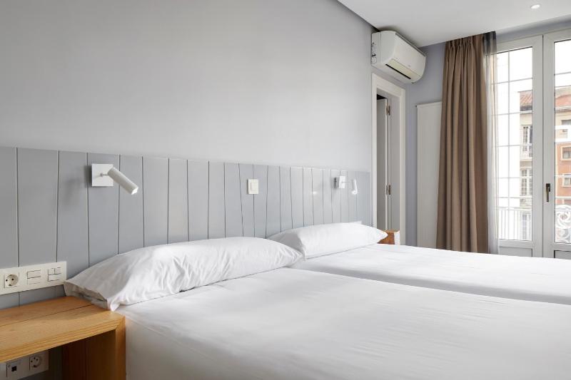 Double Room with Extra Bed image 4