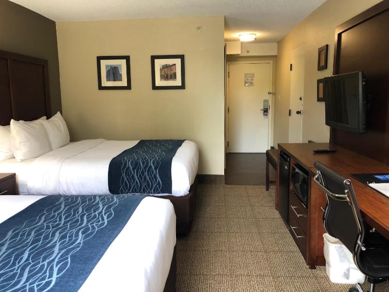 Queen Room with Two Queen Beds - Non-Smoking image 2