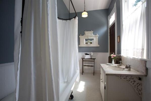 Queen Room with Garden View image 2