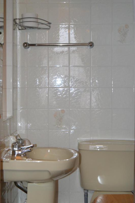 Twin Room image 3