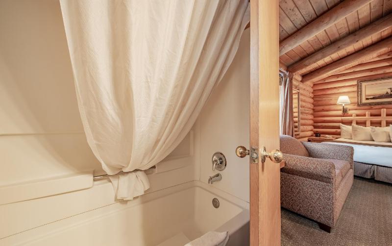 Queen Cabin image 4