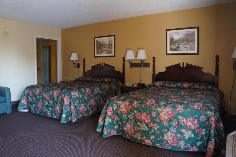 Queen Room with Two Queen Beds - Non-Smoking image 2