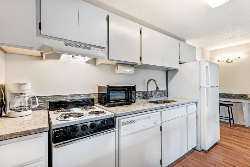 Ground-Floor Studio with River View - Disability Access - Pet Friendly  image 2
