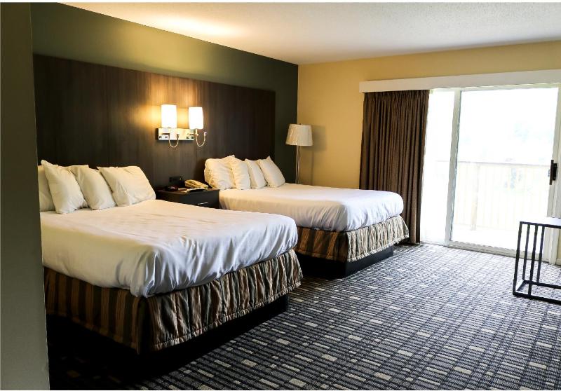 Queen Room with Two Queen Beds image 3