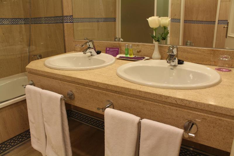 Junior Suite with Parking Included image 3