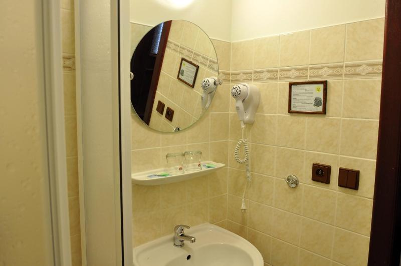 Twin Room image 3