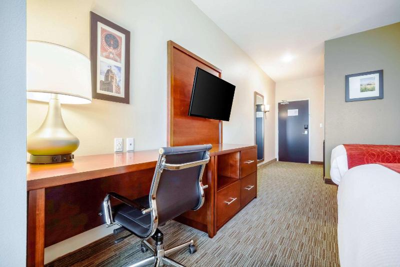 Queen Room with Two Queen Beds - Non-Smoking image 3
