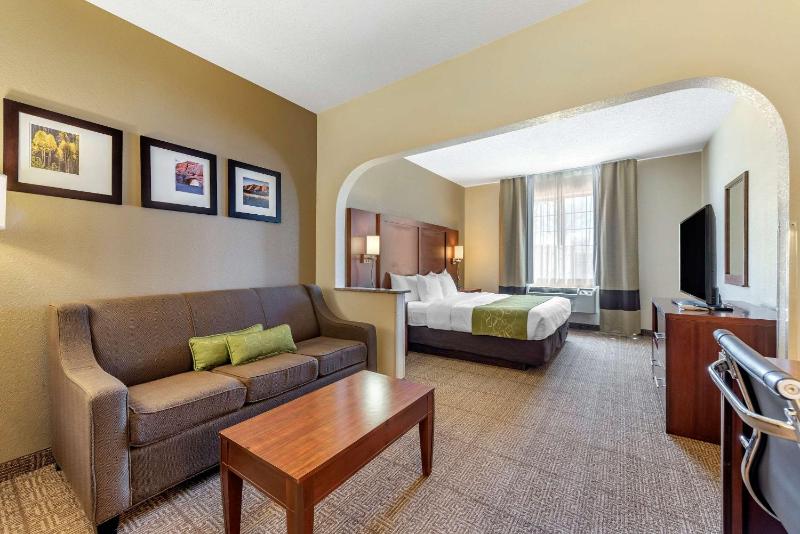 King Suite - Non-Smoking image 3