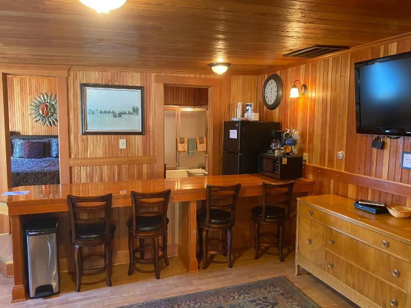 Family Room image 3