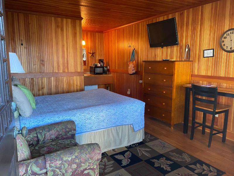 Whistling Winds Motel - image 6