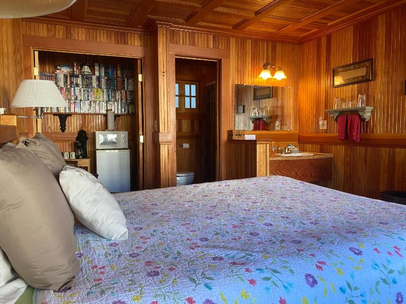 Whistling Winds Motel - image 28