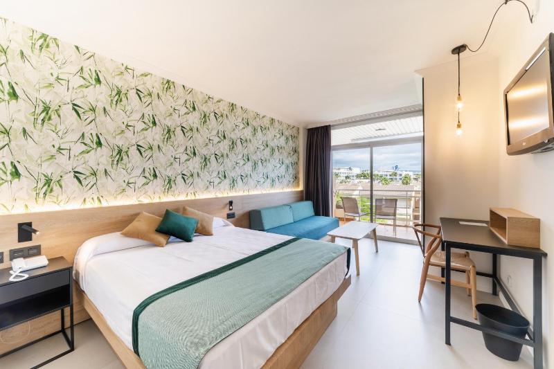 Standard Double or Twin Room with Sea View image 1