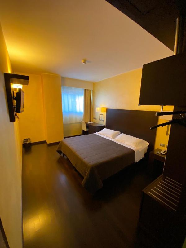 E' Hotel - image 3