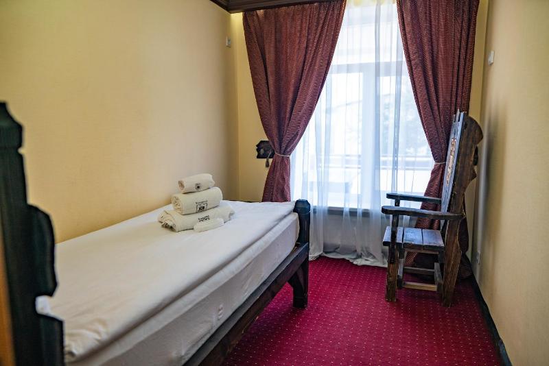 Basic Single Room with Shared Bathroom image 1