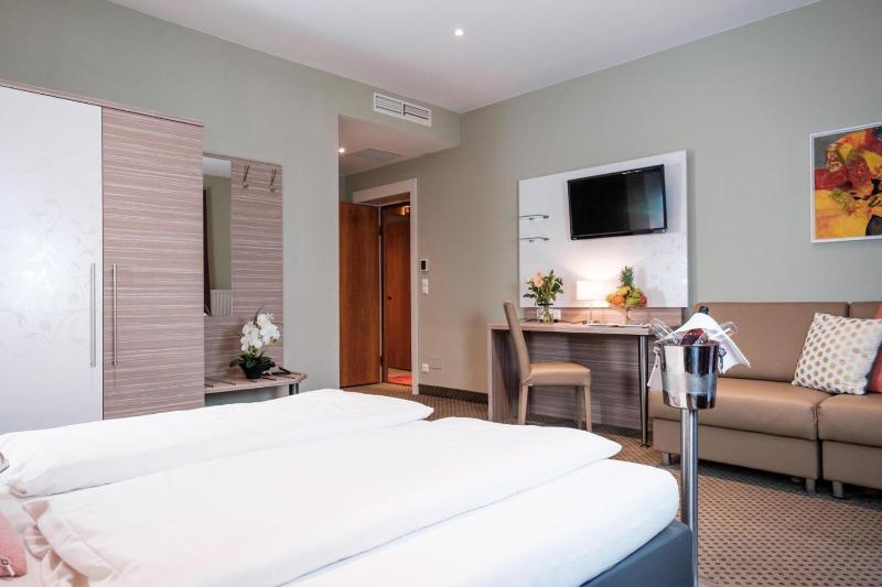 Standard Double Room image 4